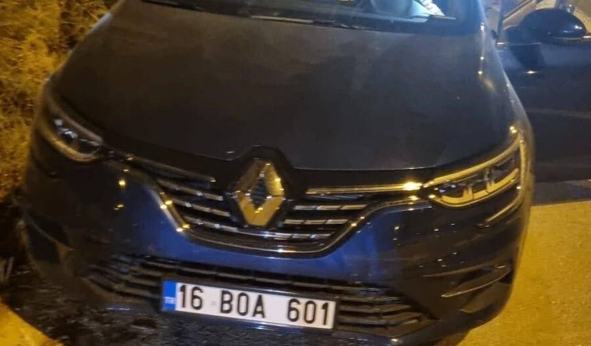 Park halindeki araca çarpan otomobildeki 2 kişi yaralandı