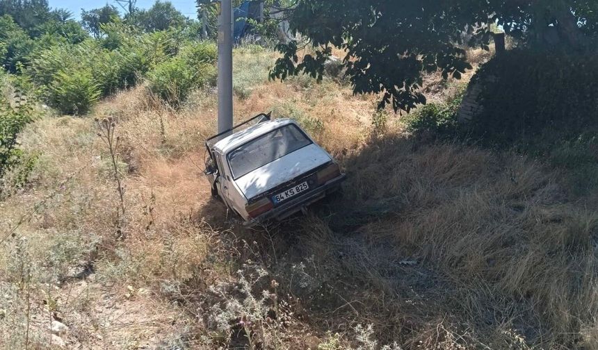Yoldan çıkan otomobil elektrik direğine çarptı: 4 yaralı