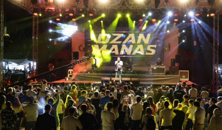 Gediz Tarhana Festivali'nde vatandaşlar Ozan Manas konserinde doyasıya eğlendi