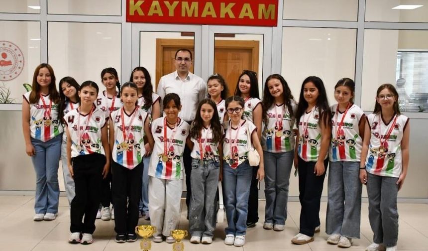 Tavşanlı Kaymakamı Özdemir, voleybol şampiyonu minikleri ağırladı