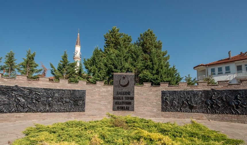 Kütahya’da Zafer Bayramı Öncesi Anlamlı Dokunuş! Tarihî Anıtlar Yenilendi