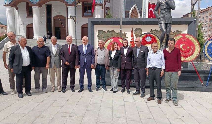 CHP heyeti Kütahya’da 30 Ağustos için çelenk sundu