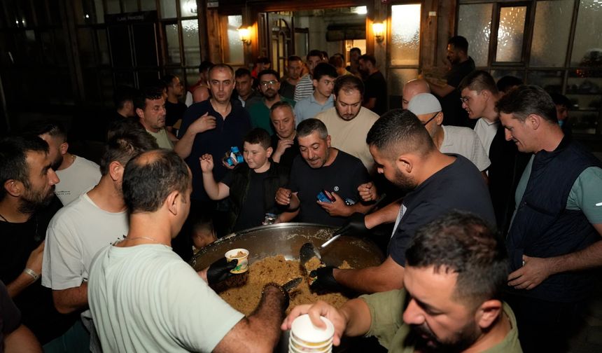 Tavşanlı’da Kandil Bereketi: Ulu Camii’nde Helva İkramı