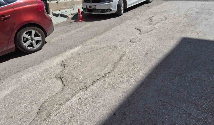 Bozuk yollar sürücülere zorluk yaşatıyor