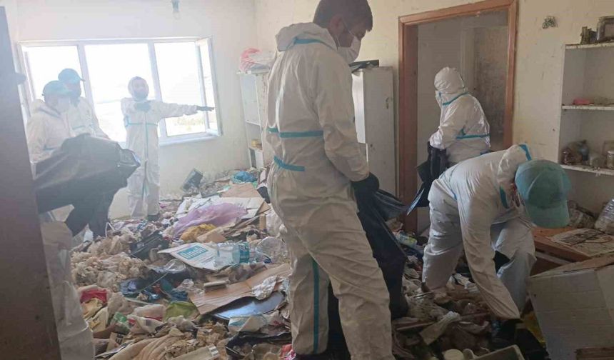 Komşular kokudan bıktı: Evden 28 ton çöp çıktı