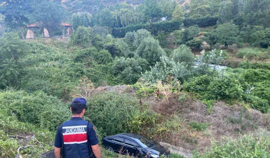 Otomobil dere yatağına uçtu: 1 yaralı