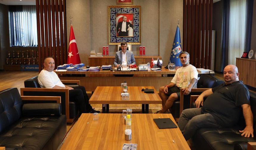 Şarkıcı Doğuş’tan Belediyeye Ziyaret: Kültür ve Sanat Projeleri İçin Önemli Görüşmeler Yapıldı