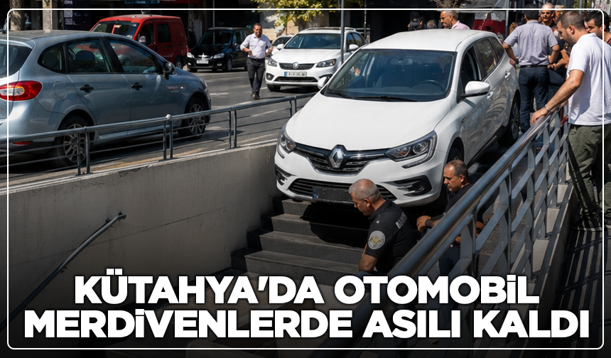 Kütahya'da otomobil merdivenlerde asılı kaldı
