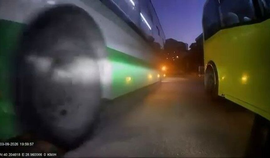 Kırmızı ışıkta geçti, rahatlığıyla herkesi şaşırttı: "Ne olacak cezamızı çekeriz"