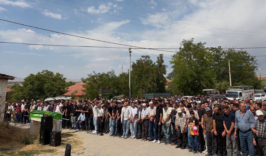 Trafik kazasında hayatını kaybeden genç hafız son yolculuğuna uğurlandı