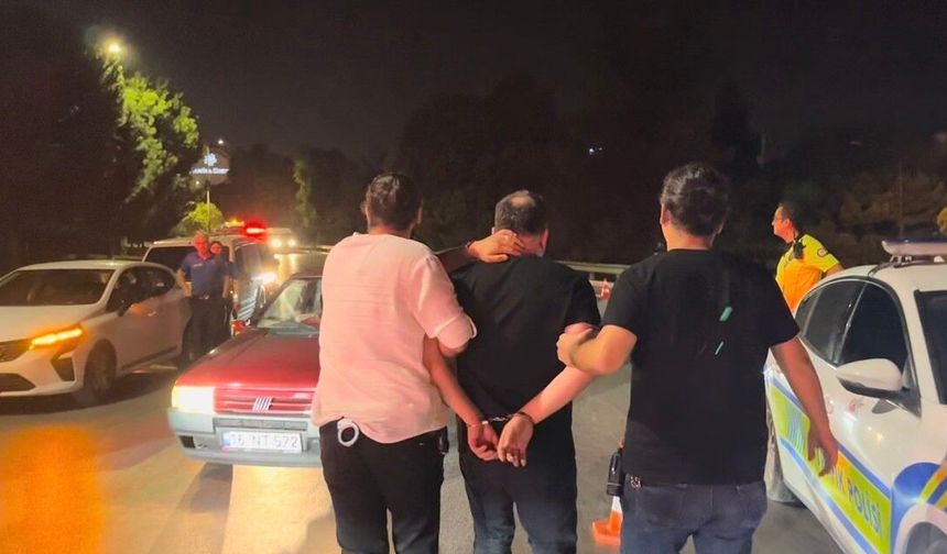 Ters yola girdi, yakalanınca ortalığı karıştırdı: Gazetecilere tükürdü, polis aracına saldırdı
