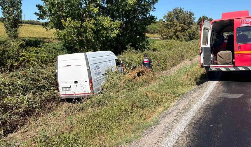 Gönen'de kontrolden çıkan panelvan sarmaşıkların arasına girdi