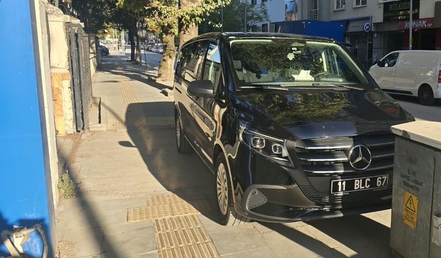 Kaldırımı işgal eden resmi plakalı araca tepki