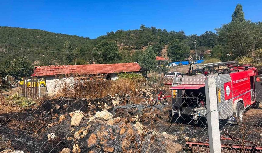 Otluk alanda çıkıp ormana sıçrayan yangın söndürüldü