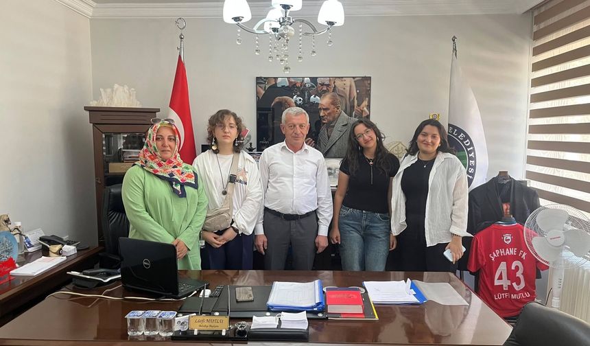 Şaphane'de başarılı öğrencilere altın hediyesi