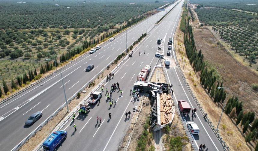 Komşuda feci kaza: Yolcu otobüsü ile tır çarpıştı, 11 kişi öldü, 27 kişi yaralandı