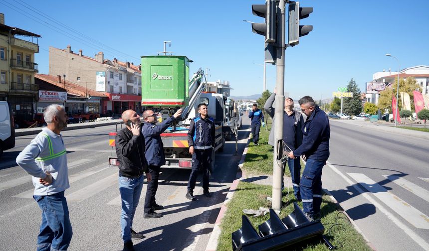 Tavşanlı'da yoğun trafik bölgesinde sinyalizasyon sistemi yenileniyor
