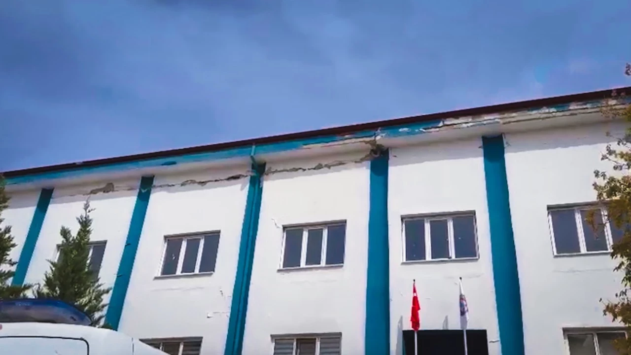 Belediye Binasi Depremde Zarar Gordu Vv7Z