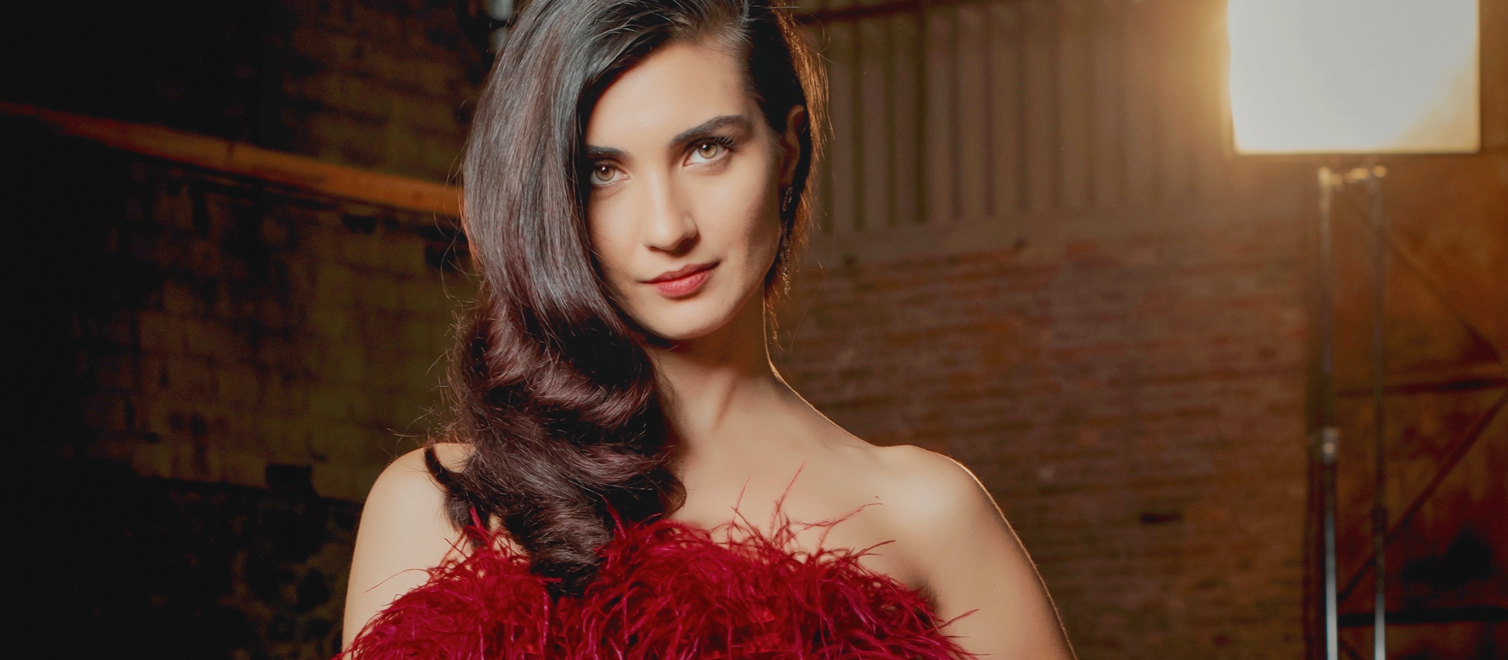 Derin dekoltesiyle mest etti! Tuba Büyüküstün galaya damga vurdu