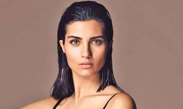 Derin dekoltesiyle mest etti! Tuba Büyüküstün galaya damga vurdu