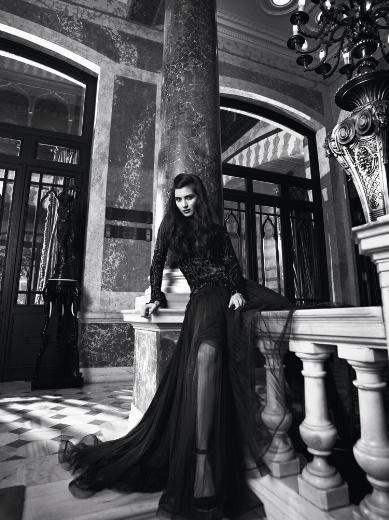 Derin dekoltesiyle mest etti! Tuba Büyüküstün galaya damga vurdu