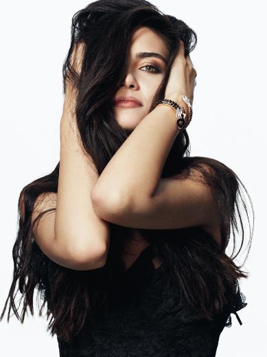 Derin dekoltesiyle mest etti! Tuba Büyüküstün galaya damga vurdu