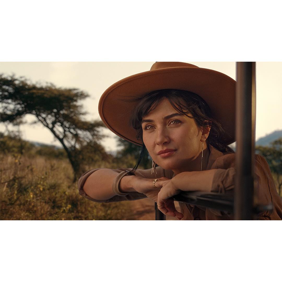 Derin dekoltesiyle mest etti! Tuba Büyüküstün galaya damga vurdu