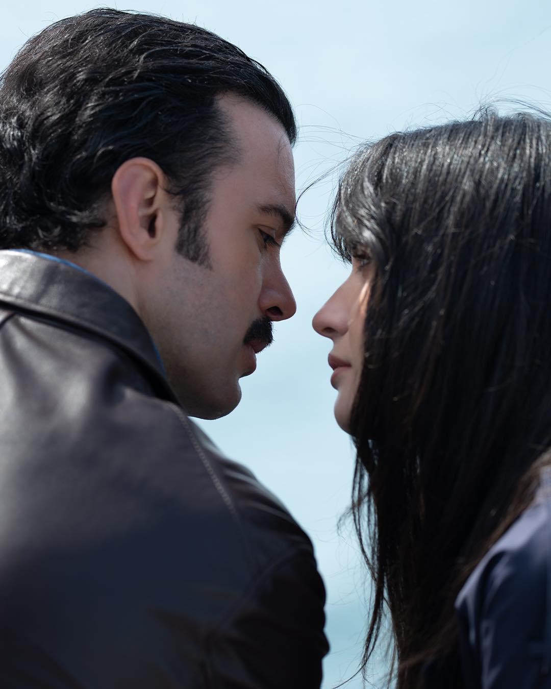 Derin dekoltesiyle mest etti! Tuba Büyüküstün galaya damga vurdu