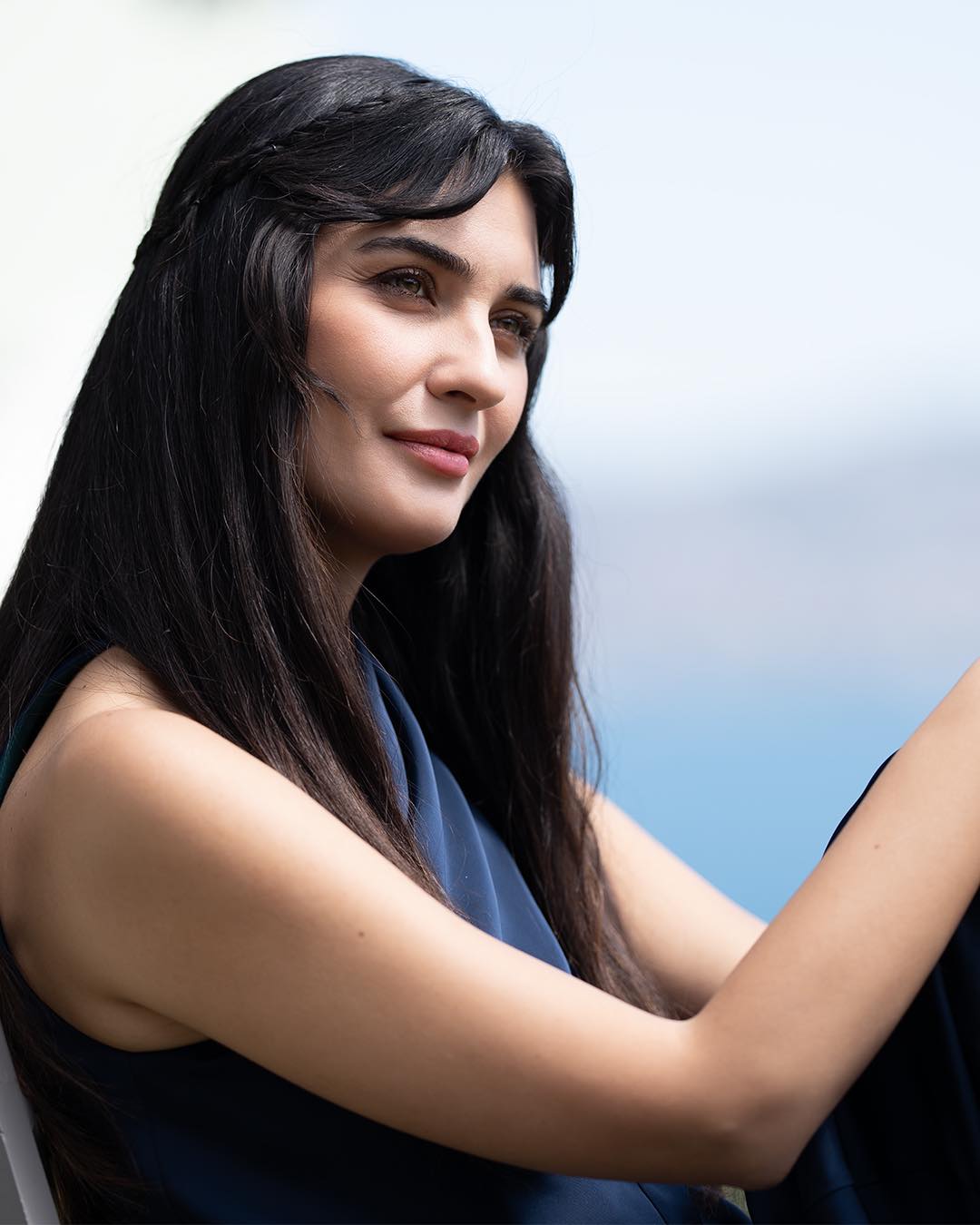 Derin dekoltesiyle mest etti! Tuba Büyüküstün galaya damga vurdu