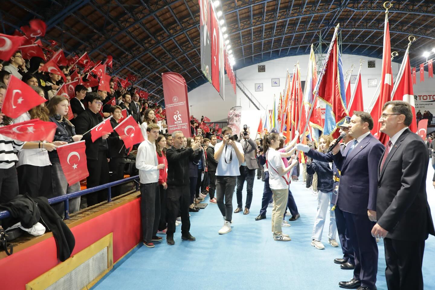 572648677 18162773668379467 3964106766158497077 N