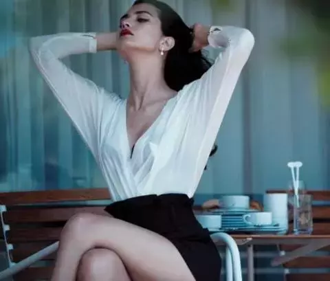 Derin dekoltesiyle mest etti! Tuba Büyüküstün galaya damga vurdu