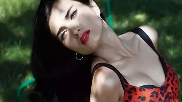 Derin dekoltesiyle mest etti! Tuba Büyüküstün galaya damga vurdu