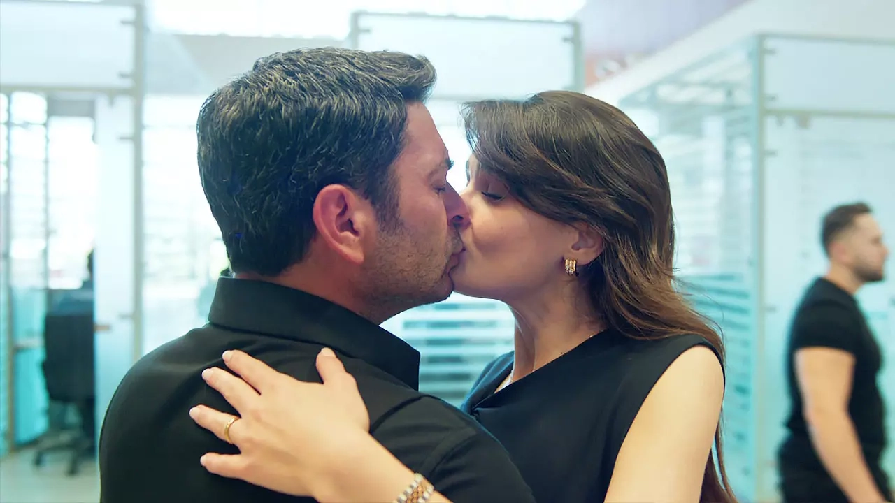 EKRANLARDA MİLYARLIK YARIŞ
Toplam 45 dizinin döndürdüğü para 1 milyar TL’ye yaklaştı.
Yıldızlar kazanıyor, yapımcılar zorlukla ayakta kalıyor.
Dizi dünyasında hem ışıklar hem de bütçeler yanıyor!