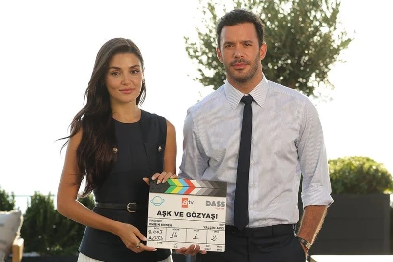 AŞK VE GÖZYAŞI – 27 MİLYON TL’LİK DRAMA
Yılın en çok konuşulan dizilerinden biri olan “Aşk ve Gözyaşı”, bölüm başı 27 milyon TL maliyetiyle dikkat çekiyor.
Barış Arduç: İlk 13 bölüm için 45.5 milyon TL peşin aldı!
Hande Erçel: Bölüm başı 1 milyon 750 bin TL
Dizi, aşk hikayesi kadar “bütçesiyle” de gündemde.