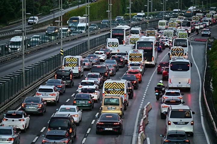 8C38B893 111606435 Aa 20241007 35842863 35842853 Istanbuldahaftaninilkisgunutrafikyogunluguyasaniyor