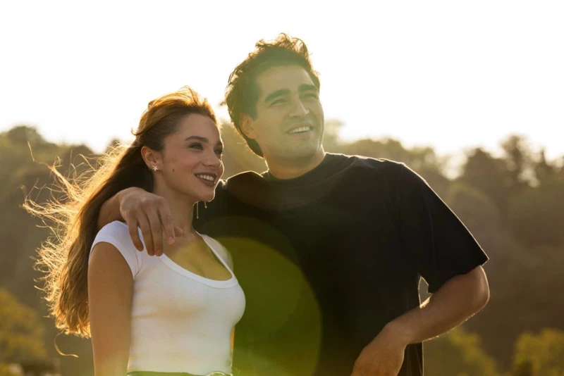 BİZE BİR ŞEY OLMAZ – 25 MİLYON TL
Dijital platform için çekilen “Bize Bir Şey Olmaz”, 25 milyon TL’lik bölüm maliyetiyle dikkat çekiyor.
Mert Ramazan Demir: Bölüm başı 2.5 milyon TL
Miray Daner: Bölüm başı 850 bin TL
Dizinin yurt dışı haklarının Avrupa’da büyük ilgi gördüğü belirtiliyor.