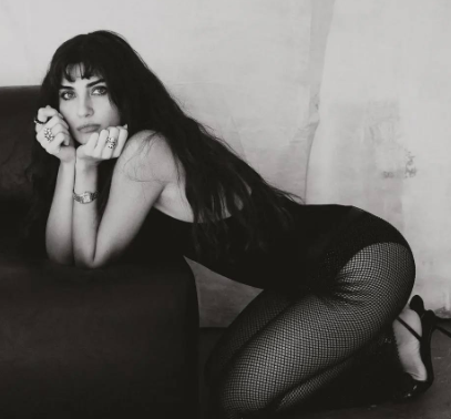 Ünlü oyuncu, derin göğüs dekolteli siyah takımı ve mini şortuyla kırmızı halıda tüm bakışları üzerine çekti.
Zarif takıları, sade makyajı ve kısa saç modeliyle kusursuz bir görünüm sergileyen oyuncu, tarzıyla geceye adeta damga vurdu.