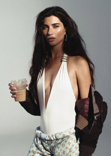 Başarılı kadrosu ve güçlü sinematografisiyle “Dehşet Bey”, bugün itibariyle Prime Video üzerinden izlenebiliyor.