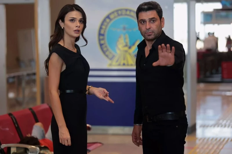 UZAK ŞEHİR – 22 MİLYON TL’LİK YAPIM
Duygusal yönüyle öne çıkan “Uzak Şehir” dizisinin bölüm başı maliyeti 22 milyon TL.
Ozan Akbaba: Bölüm başı 1.5 milyon TL
Sinem Ünsal: Bölüm başı 1 milyon TL
Drama, özellikle Balkan ülkelerinde satış rekoru kırdı.