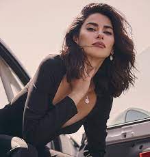 EKRANLARIN SEVİLEN YÜZÜ
Başarılı oyuncu Nesrin Cavadzade, “Yasak Elma”, “Bizim Hikaye”, “Küçük Ağa”, “Al Yazmalım” ve “Sandık Kokusu” gibi yapımlardaki rolleriyle geniş bir hayran kitlesine sahip.