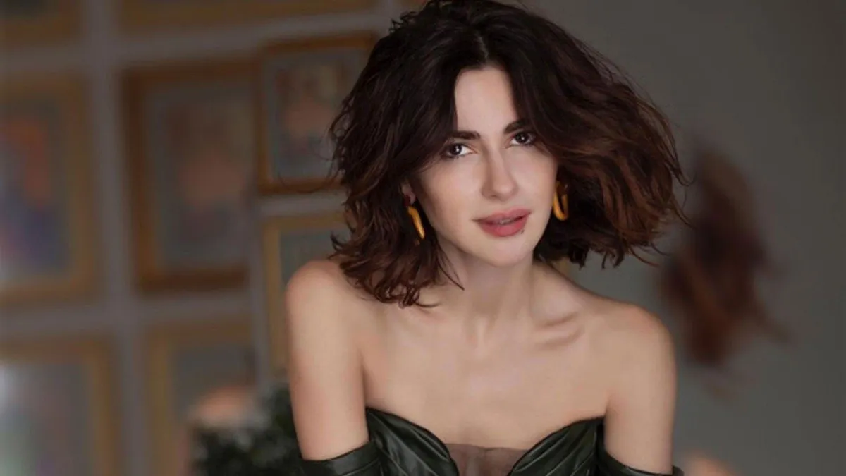 YASAK ELMA’DAKİ ŞAHİKA PERFORMANSI UNUTULMADI
Cavadzade, “Yasak Elma” dizisindeki Şahika karakteriyle ekranlarda uzun süre konuşulmuş, güçlü kadın imajıyla büyük beğeni toplamıştı.