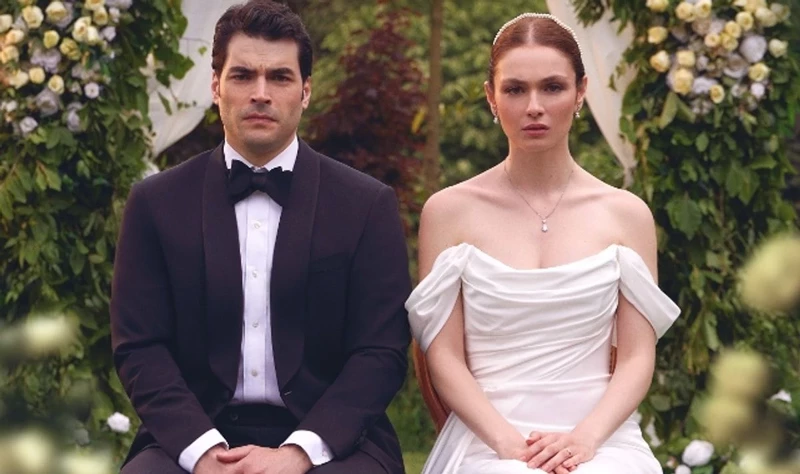 VELİAHT – 20 MİLYON TL’LİK KRALİYET BÜTÇESİ
Entrika ve güç savaşlarını konu alan “Veliaht” dizisi, 20 milyon TL maliyetiyle listede yer aldı.
Akın Akınözü: Bölüm başı 1.5 milyon TL
Serra Arıtürk: Bölüm başı 750 bin TL