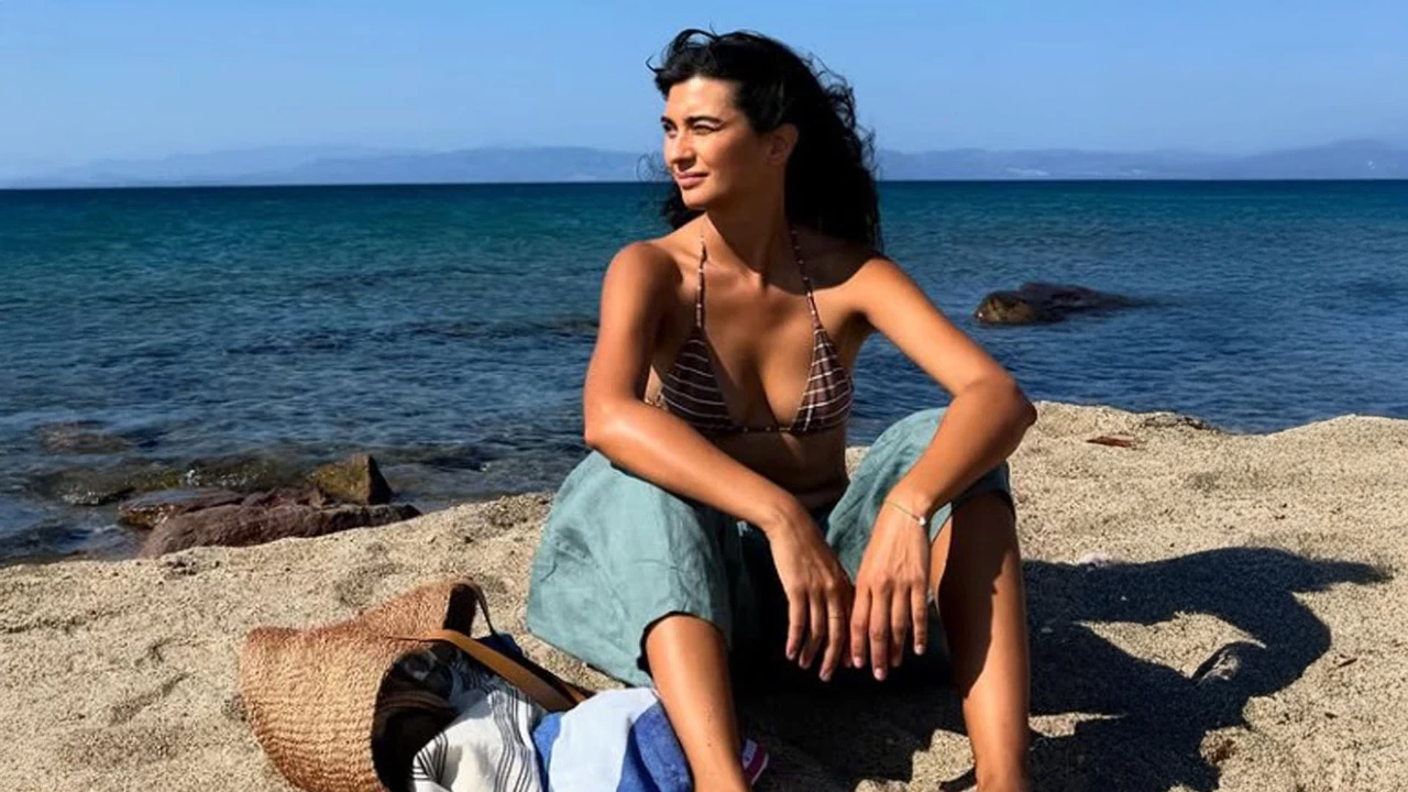 Derin dekoltesiyle mest etti! Tuba Büyüküstün galaya damga vurdu