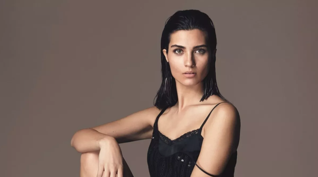 Derin dekoltesiyle mest etti! Tuba Büyüküstün galaya damga vurdu