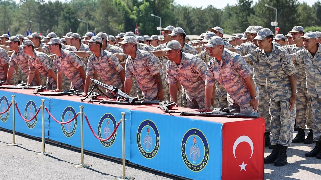 Türkiye’nin Tanınmış İsimleri Askerliğini Kütahya’da Yaptı! İşte O Liste