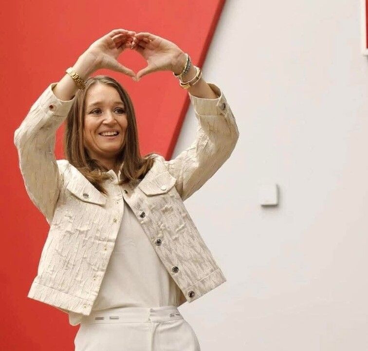 “Bu Hikâye Burada Bitti”
Özel konuşmasında, Gülşah Durbay’ın sık sık kullandığı “hikâye” vurgusuna da değinerek, son dönemde hastalığı nedeniyle “Çok acıklı bir hikâye yazdık” dediğini aktardı. Özel, “Bu hikâye yazma lafı burada bitti… Hepimizin başı sağ olsun” sözleriyle konuşmasını tamamladı.