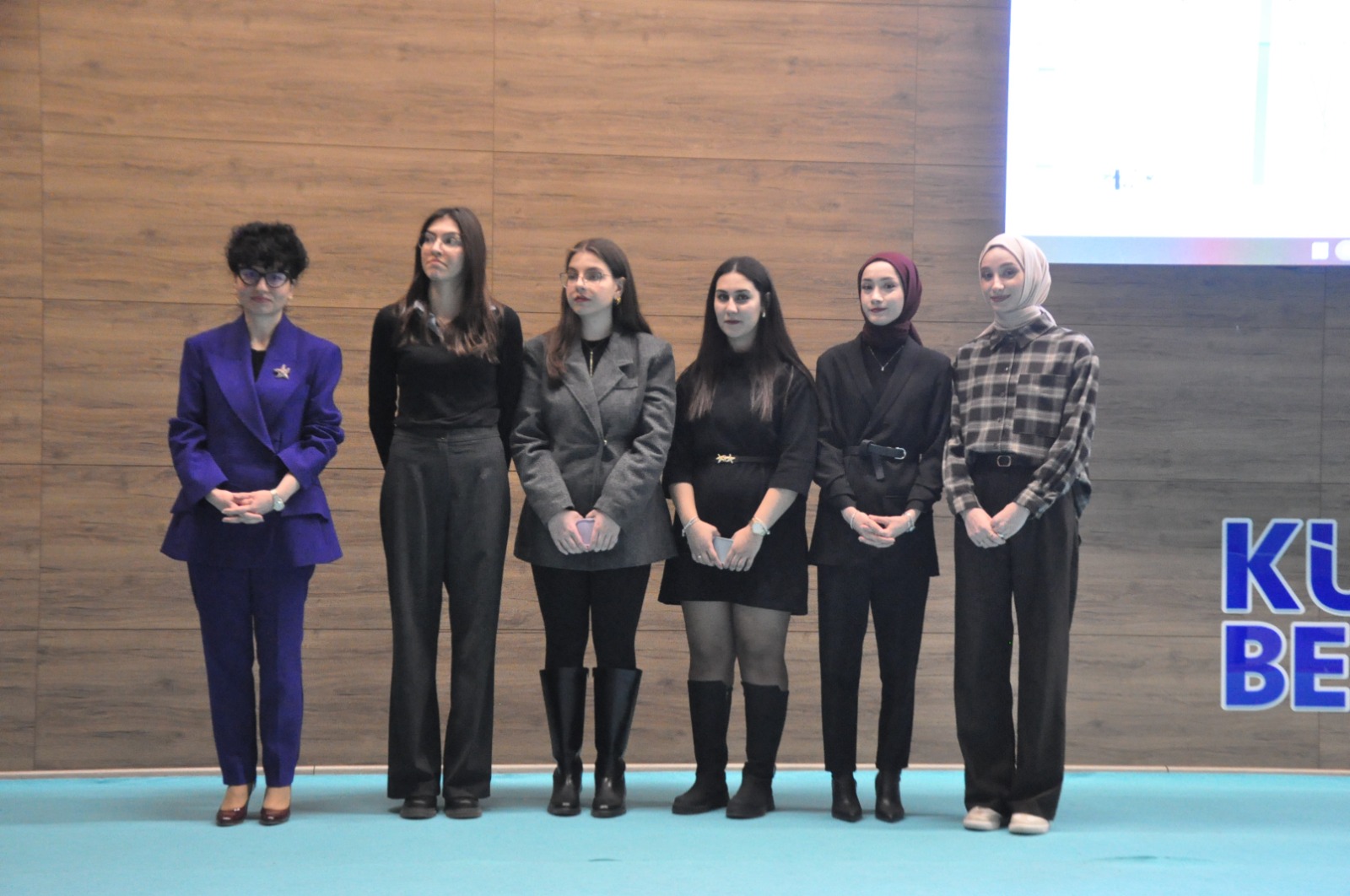 B8E5Abcf 7E2E 4408 9102 9Ad0Ca1B98C3