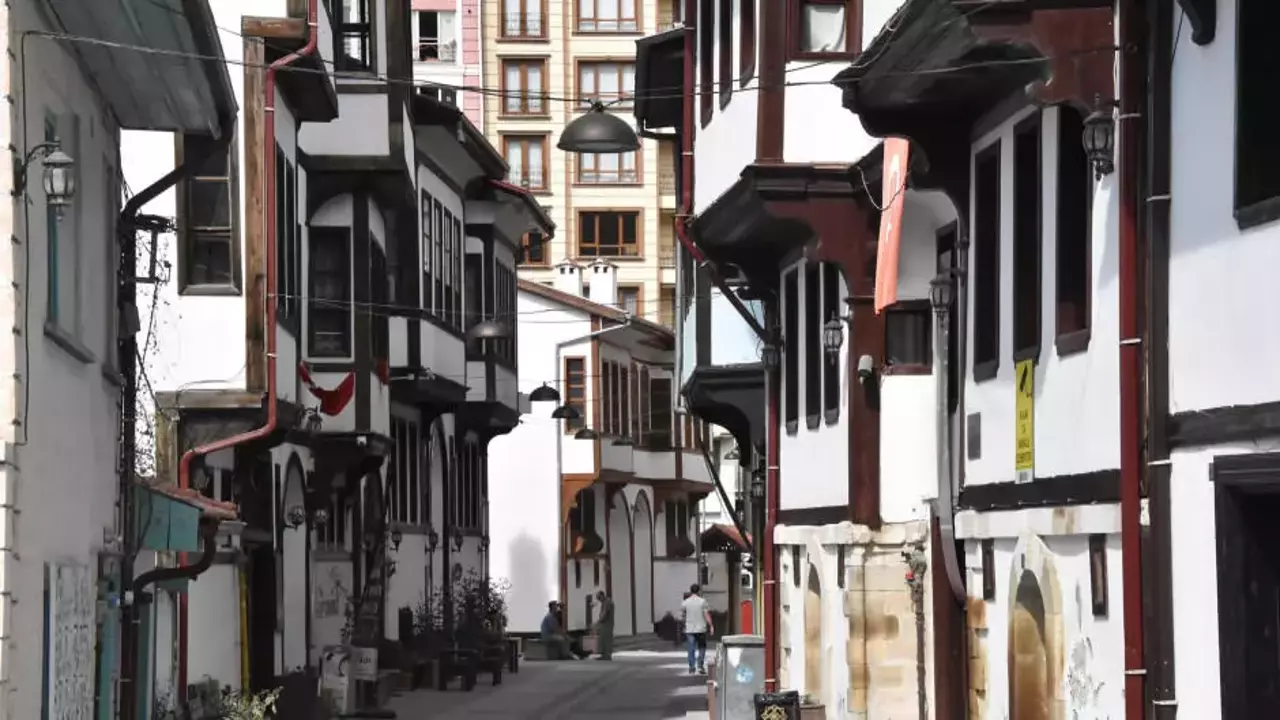 Sehzadelerin Yetistigi Tarihi Sokak Germiyan 1599124527 9924-1