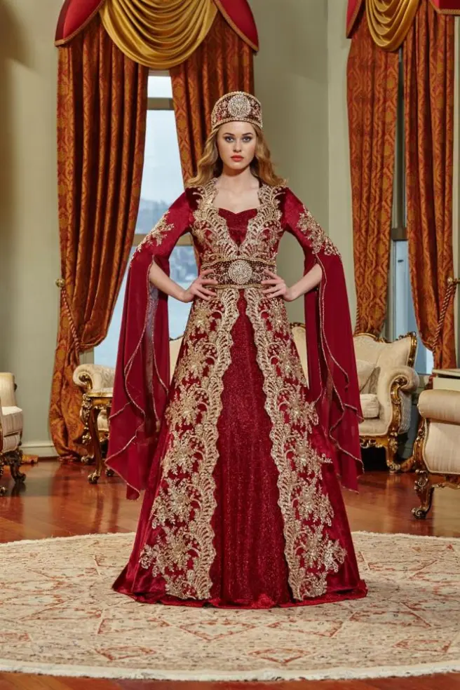 Geleneksel Kütahya Tefebaşı Kadın Kıyafeti Ve Sim Sırma Işlemeli Bindallı.