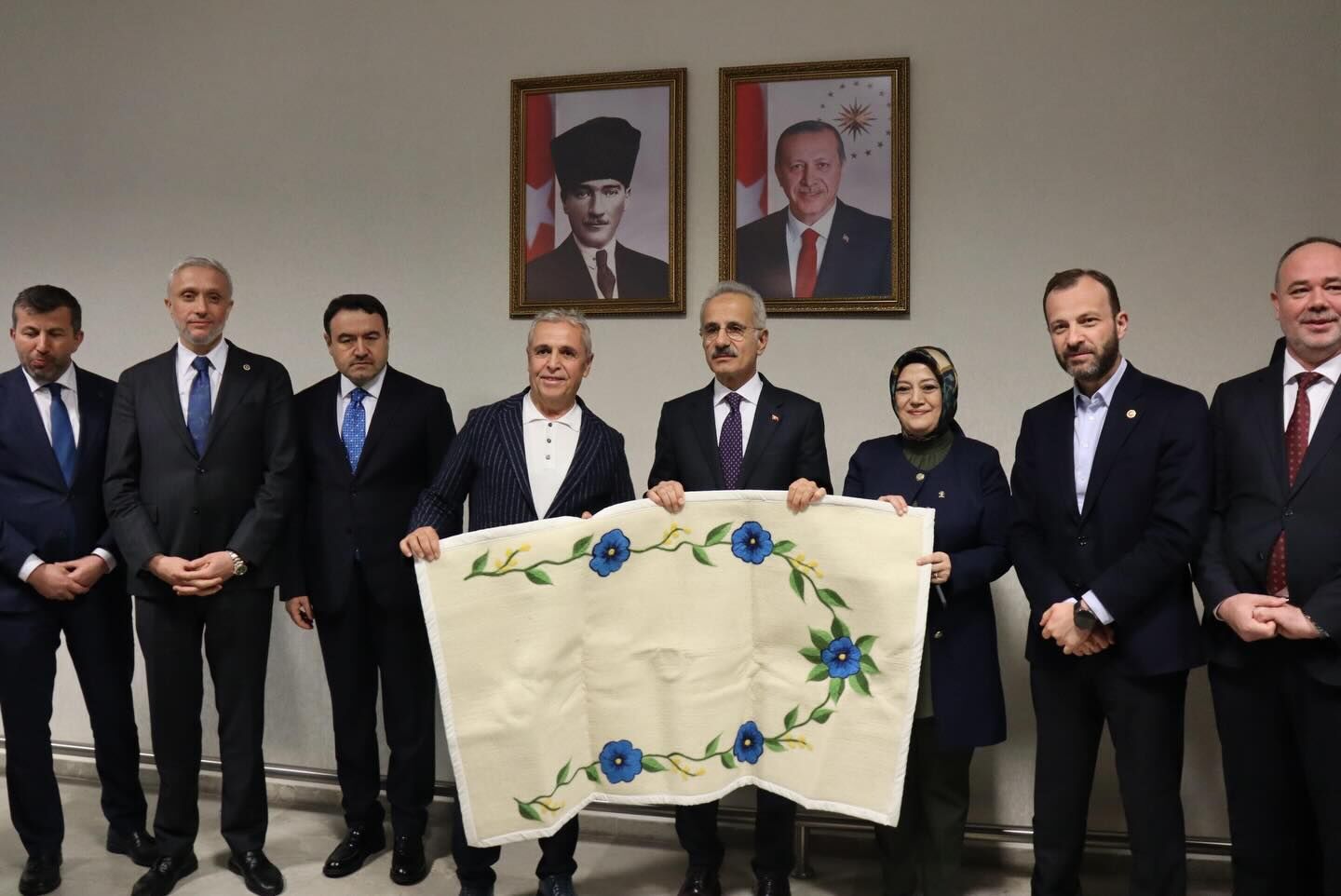 658783422 18315097960255104 2287375382046560897 N